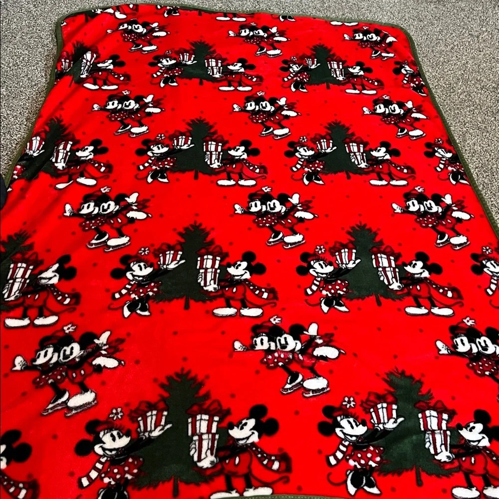 BRAND NEW Disney Festive Mickey & Minnie super soft blanket & holiday pillow set